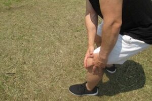 成長期の膝の下の痛みを考えるイメージ