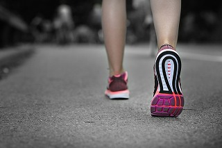 足に力が入らないのは腰痛と関係ある?原因と受診目安を解説