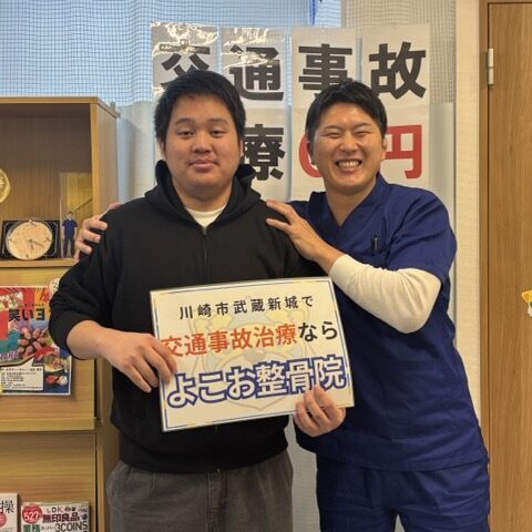 【症例紹介】川崎市中原区｜新聞配達中に車と衝突後のむちうち、腰の痛み、左腕の痛み、左膝の痛みが約3ヶ月で改善した20代男性の施術記録
