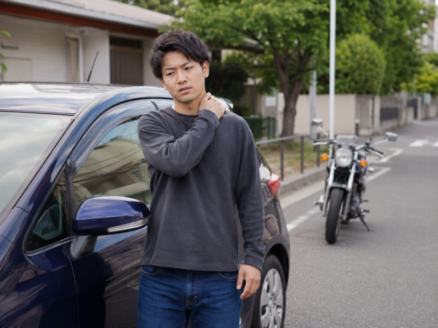 【症例紹介】停車中にバイクから追突され、首・腰・左肩の痛みが約3ヶ月で軽減した20代男性
